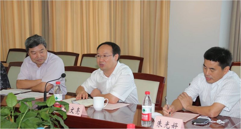 北京服裝學(xué)院黨委書(shū)記呼文亮一行來(lái)校調(diào)研