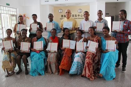 布隆迪大學(xué)孔子學(xué)院師生赴渤海大學(xué)開展夏令營(yíng)活動(dòng)