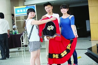 《揚子晚報》、《現(xiàn)代快報》等報道南京藝術(shù)學(xué)院2013級新生入學(xué)