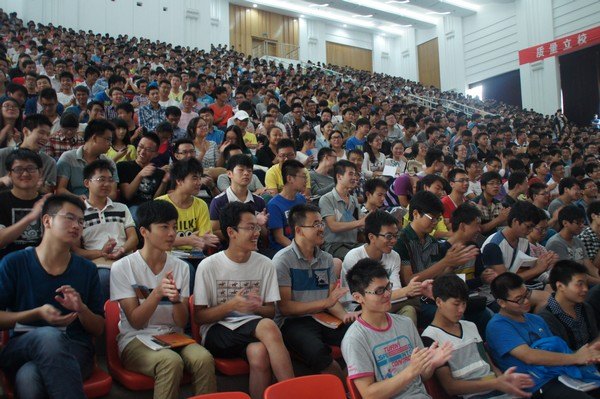 學(xué)校舉行2013級(jí)新生安全教育報(bào)告會(huì)