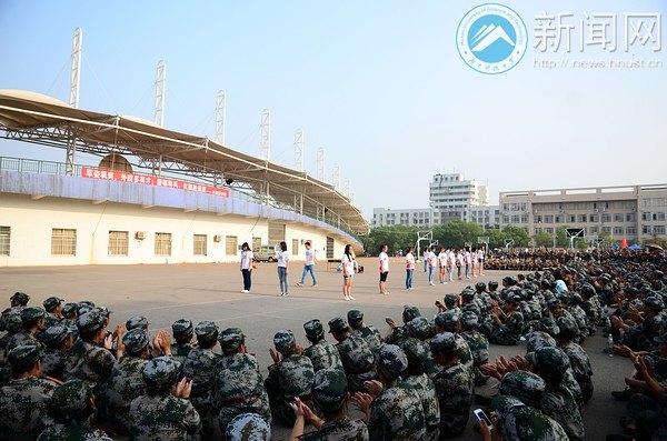 軍訓(xùn)慰問演出熱“晴”綻放