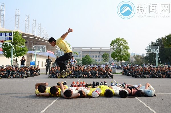 軍訓(xùn)慰問演出熱“晴”綻放