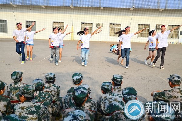 軍訓(xùn)慰問演出熱“晴”綻放