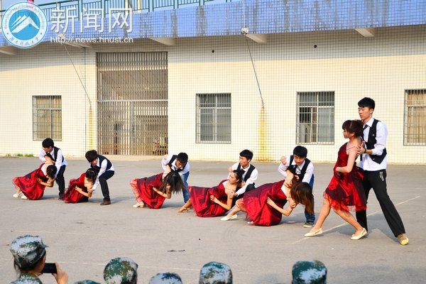 軍訓(xùn)慰問演出熱“晴”綻放