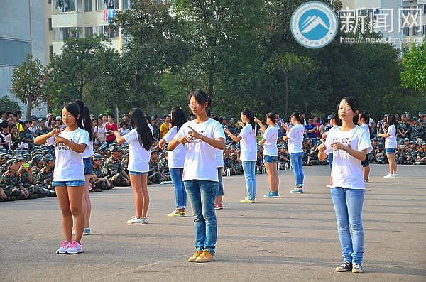 軍訓(xùn)慰問演出熱“晴”綻放