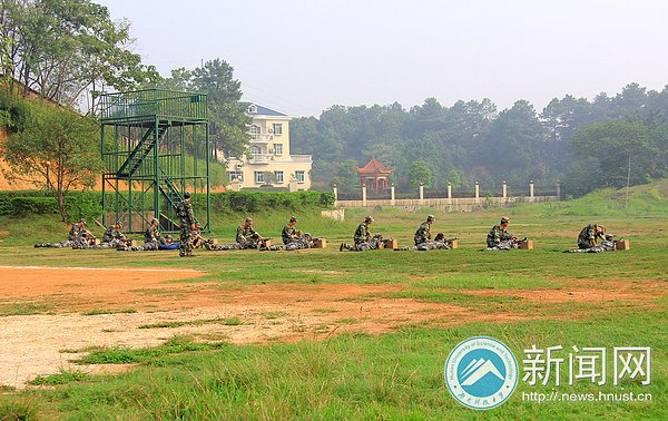 2013級新生實彈訓練 小兵變身“狙擊手”