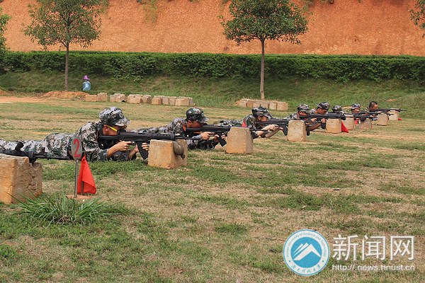2013級新生實彈訓練 小兵變身“狙擊手”