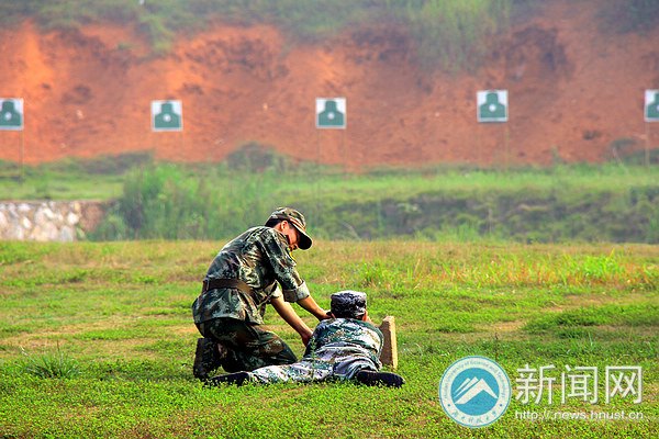 2013級新生實彈訓練 小兵變身“狙擊手”