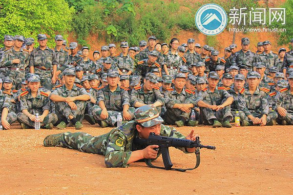 2013級新生實彈訓練 小兵變身“狙擊手”