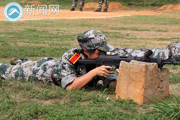 2013級新生實彈訓練 小兵變身“狙擊手”
