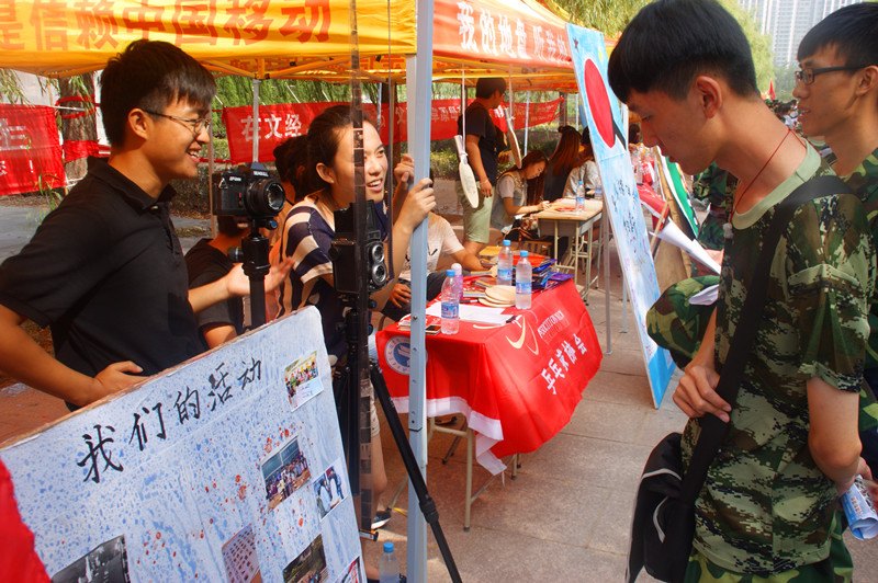 社團納新上演“百團大戰”  學習、運動類受追捧