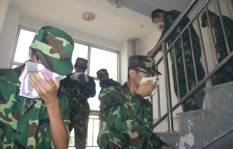 煙臺大學文經學院開展新生消防演練