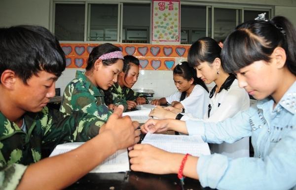 推普周:西藏班學生的“傳幫帶”