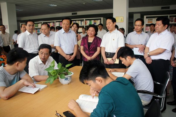 省政協視察團蒞臨鄭州職業技術學院視察指導工作