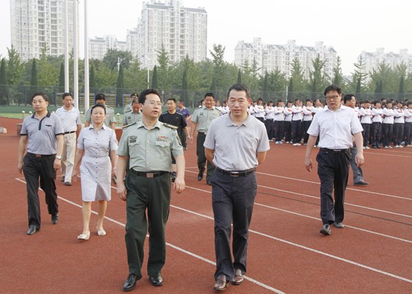 解放軍陸軍軍官學院領導視察皖西學院2013級學生軍訓工作