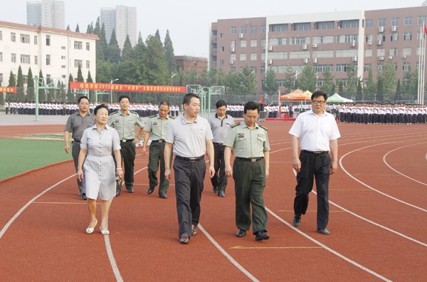 解放軍陸軍軍官學院領導視察皖西學院2013級學生軍訓工作