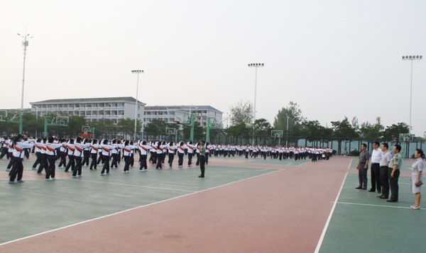 解放軍陸軍軍官學院領導視察皖西學院2013級學生軍訓工作
