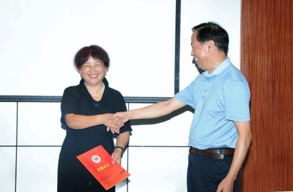 湖南華龍幼教集團向省徐特立教育基金會捐款50萬元