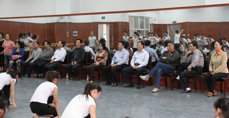 許昌市副市長秦春梅一行蒞臨許昌學院考察指導工作