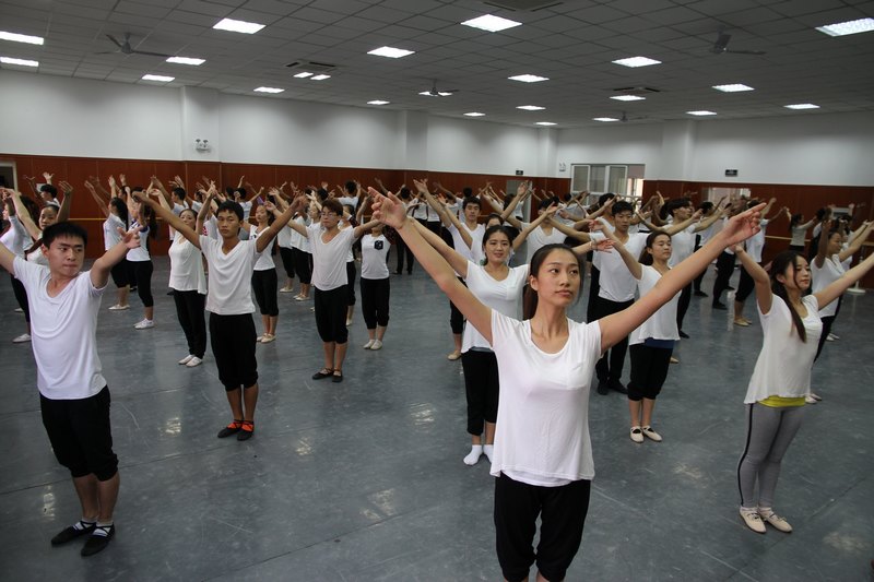 許昌市副市長秦春梅一行蒞臨許昌學院考察指導工作