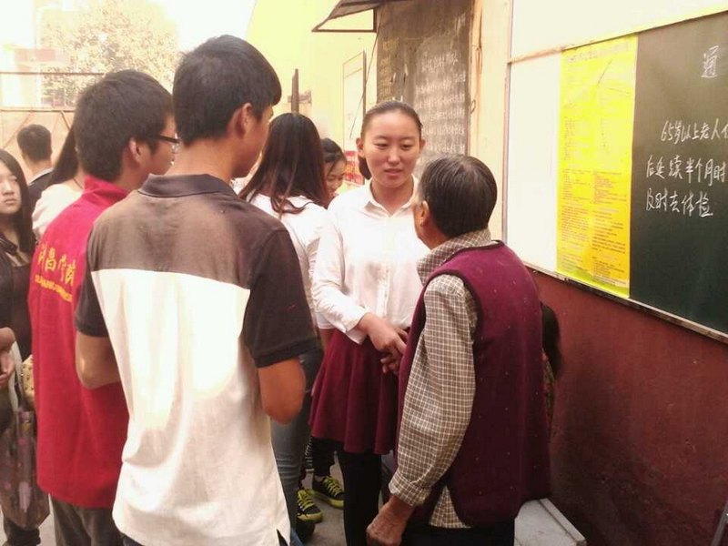 許昌學(xué)院青年志愿者赴許昌市新興社區(qū)開展志愿服務(wù)