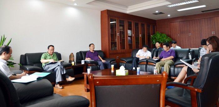 【踐行黨的群眾路線】校黨委召開理論學習中心組專題學習會