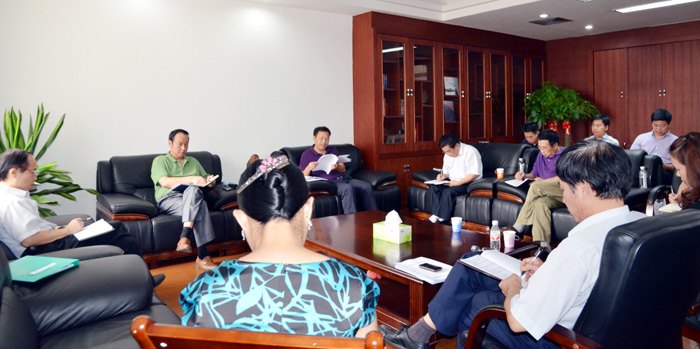 【踐行黨的群眾路線】校黨委召開理論學習中心組專題學習會