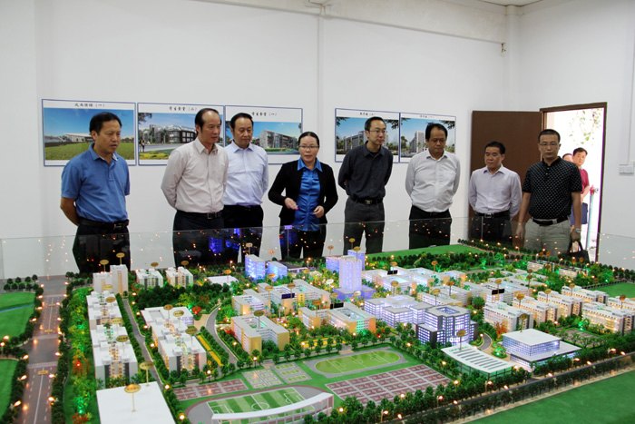 自治區財政廳黃偉京廳長一行到廣西師范學院考察調研