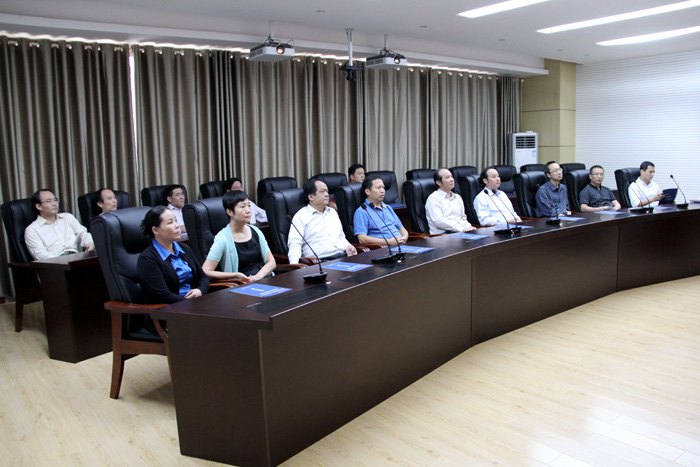 自治區財政廳黃偉京廳長一行到廣西師范學院考察調研