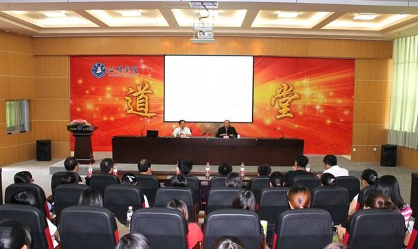 國際著名雕塑家、造型藝術家張立旗先生來校講學