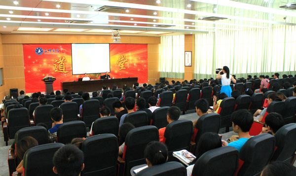 國際著名雕塑家、造型藝術家張立旗先生來校講學