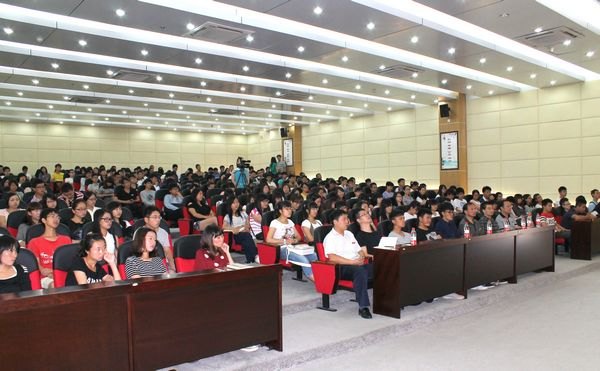 國際著名雕塑家、造型藝術家張立旗先生來校講學