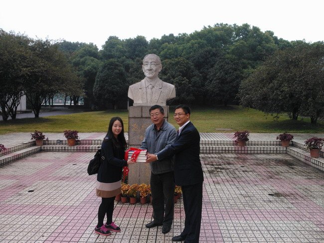 趙元任先生的親屬向常州工學院“趙元任研究中心”贈書