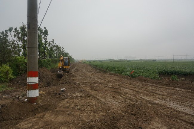 北部新城新校區(qū)臨時(shí)圍墻開(kāi)建 指揮部領(lǐng)導(dǎo)現(xiàn)場(chǎng)踏勘