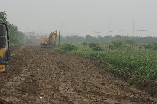 北部新城新校區(qū)臨時(shí)圍墻開(kāi)建 指揮部領(lǐng)導(dǎo)現(xiàn)場(chǎng)踏勘