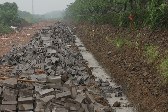 北部新城新校區(qū)臨時(shí)圍墻開(kāi)建 指揮部領(lǐng)導(dǎo)現(xiàn)場(chǎng)踏勘