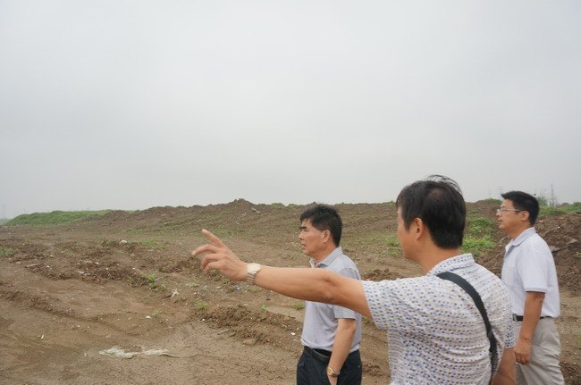 北部新城新校區(qū)臨時(shí)圍墻開(kāi)建 指揮部領(lǐng)導(dǎo)現(xiàn)場(chǎng)踏勘