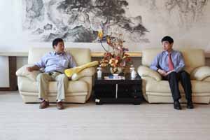 捐資助學情無價 受助學子送錦旗