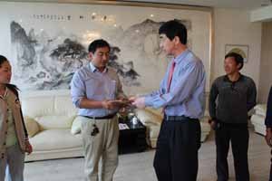 捐資助學情無價 受助學子送錦旗