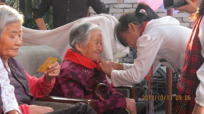 重陽佳節送溫暖 老人孩子齊開懷