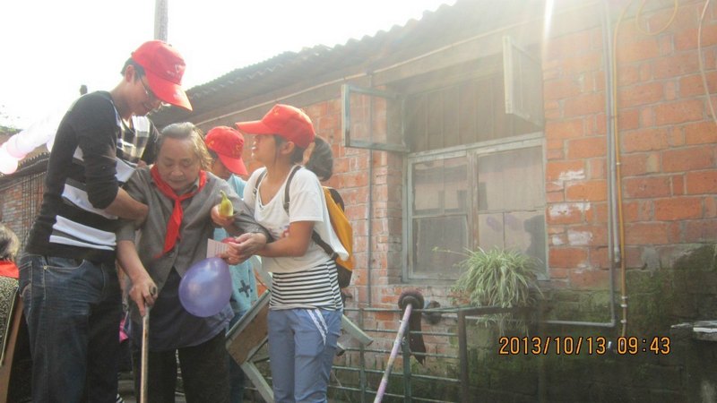 重陽佳節送溫暖 老人孩子齊開懷