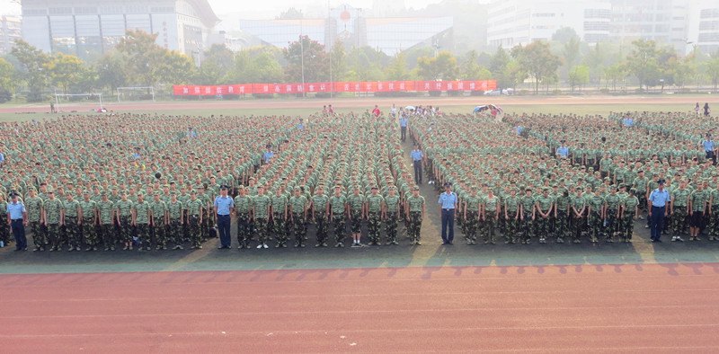 三峽大學(xué)科技學(xué)院舉行2013級新生軍訓(xùn)開訓(xùn)典禮