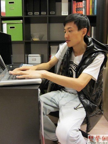 江蘇公共頻道《新@財經》關注設計學院13屆畢業生王宏亮的創業故事