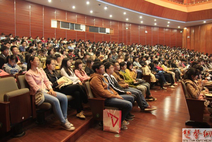 副院長謝建明與新生談人際交往中的科學與藝術