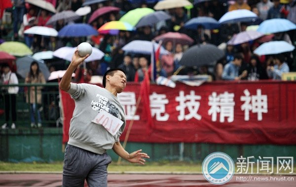 【賽事直通車】鉛球高手雨中對決
