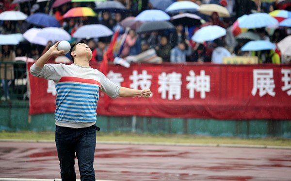 【賽事直通車】鉛球高手雨中對決