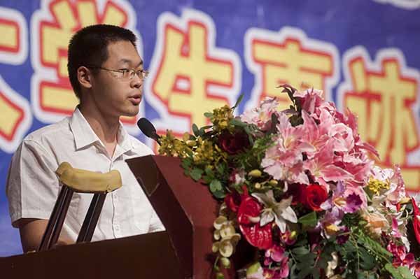 學校舉辦“學習榜樣感悟成長”優秀大學生事跡報告會