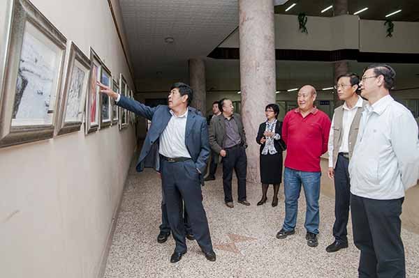 煙臺大學成功舉辦紀念建國64周年書畫攝影作品展