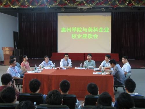 【一面旗幟】走近職場  美術系學生到企業聽就業指導課