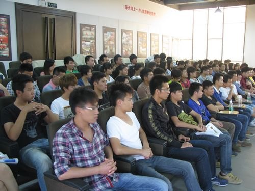 【一面旗幟】走近職場  美術系學生到企業聽就業指導課